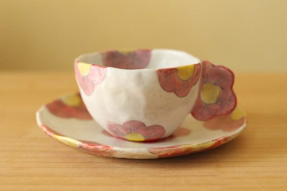 搽粉的紅色花把柄茶杯。 第1張的照片