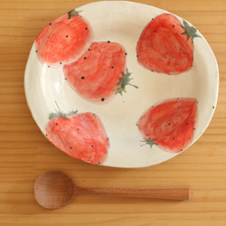 粉末草莓的卵形深盤。 第1張的照片