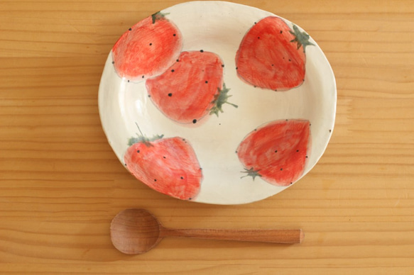 粉末草莓的卵形深盤。 第1張的照片