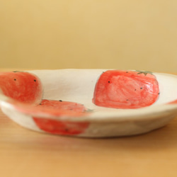 粉末草莓的卵形深盤。 第2張的照片
