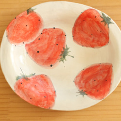 粉末草莓的卵形深盤。 第3張的照片