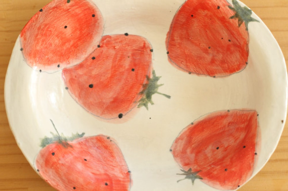粉末草莓的卵形深盤。 第4張的照片