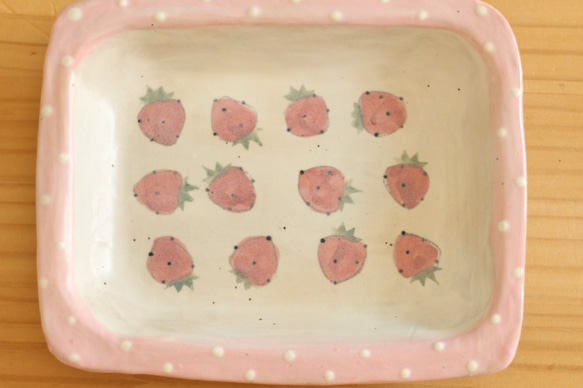 方形墊塑造了粉末草莓的桃紅色小點外緣盤。 第2張的照片
