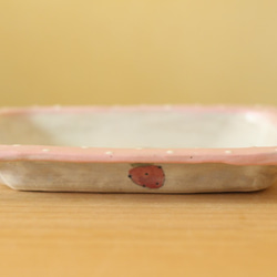 　粉引きいちごのスクエアパッド形ピンクドット縁皿。 3枚目の画像