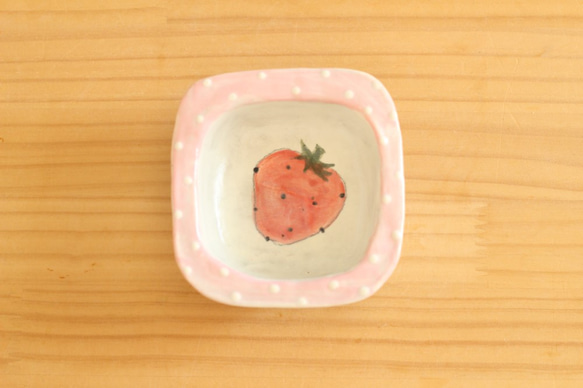 粉狀草莓方形填充粉紅色圓點邊緣盤。 第1張的照片