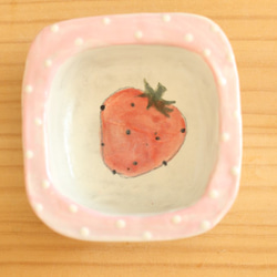 粉狀草莓方形填充粉紅色圓點邊緣盤。 第2張的照片