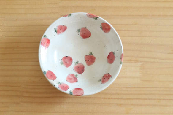 粉狀草莓方形填充粉紅色圓點邊緣盤。 第1張的照片