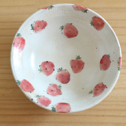 粉狀草莓方形填充粉紅色圓點邊緣盤。 第3張的照片