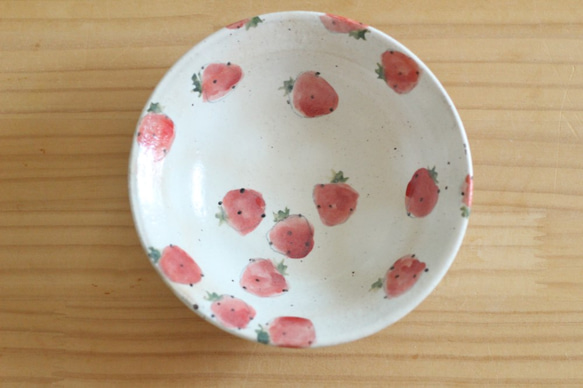 粉狀草莓方形填充粉紅色圓點邊緣盤。 第3張的照片