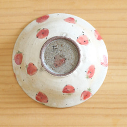 粉狀草莓方形填充粉紅色圓點邊緣盤。 第4張的照片