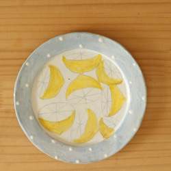 藍色小圓麵包蛋糕盤搽粉的檸檬。 第2張的照片