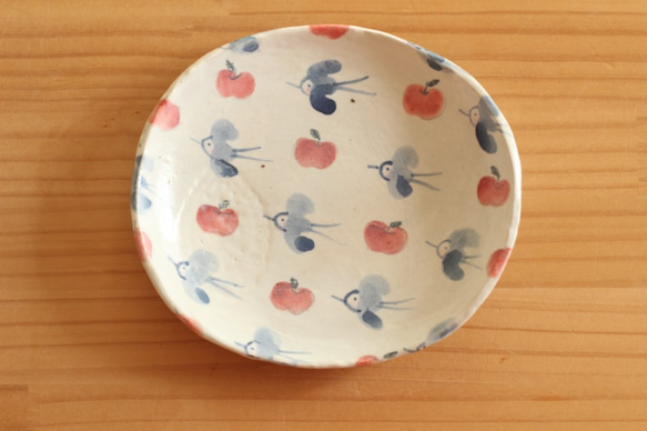 愉快的藍色鳥卵形蛋糕盤用powder粉的蘋果。 第1張的照片
