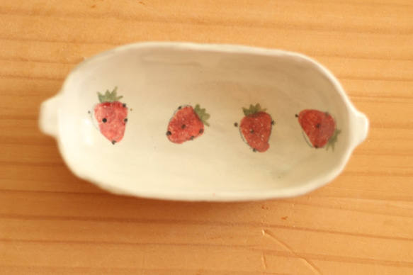 碗橢圓形的草莓粉的耳朵。 第1張的照片