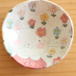 微型碗of粉的五顏六色的小花和貓。 第1張的照片