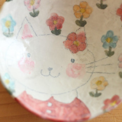 微型碗of粉的五顏六色的小花和貓。 第2張的照片