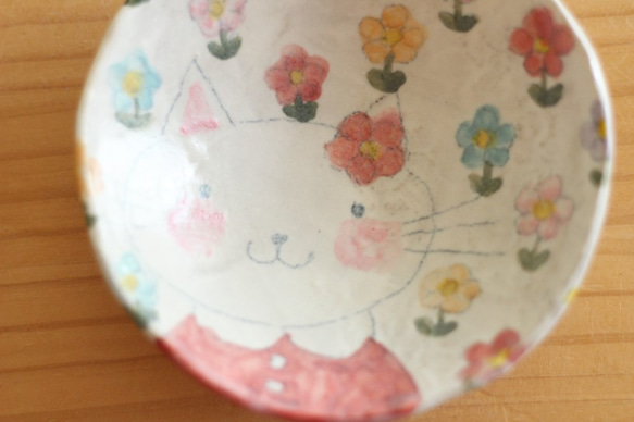 微型碗of粉的五顏六色的小花和貓。 第2張的照片