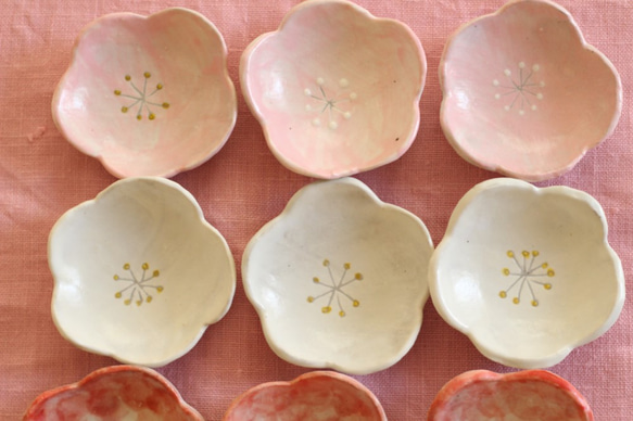 　粉引き花の形豆皿。 2枚目の画像