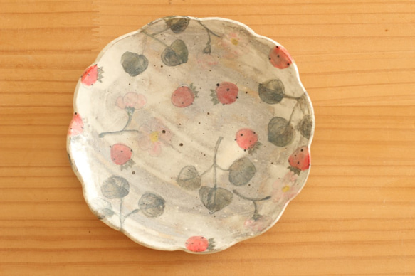 　粉引きイチゴとイチゴのお花のお花形皿。 1枚目の画像