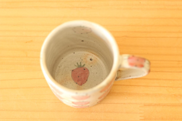 粉引き　いちごのカップ。 4枚目の画像
