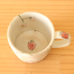 粉引きオッドアイ幸せのねことイチゴとイチゴのお花のカップ。 4枚目の画像