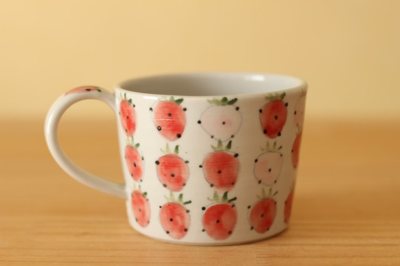 　赤とピンクのいちごのカップ。 3枚目の画像