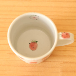 　赤とピンクのいちごのカップ。 4枚目の画像