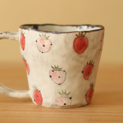 一個杯子紅色和桃紅色草莓用碾碎的手。 第3張的照片