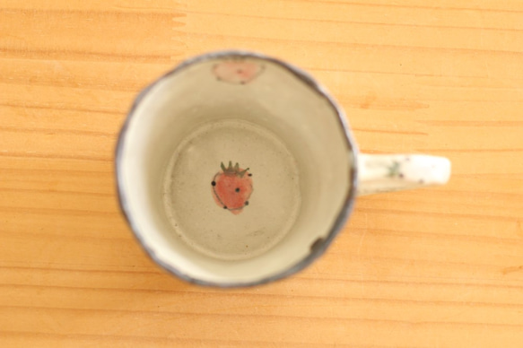 一個杯子紅色和桃紅色草莓用碾碎的手。 第4張的照片