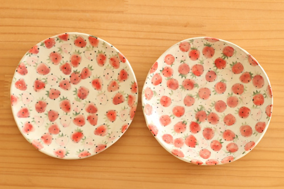　粉引き赤とピンクのイチゴのケーキ皿。 3枚目の画像