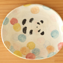 蓬鬆的彩色泡泡和蓬鬆的熊貓板。 第1張的照片