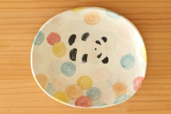 蓬鬆的彩色泡泡和蓬鬆的熊貓板。 第1張的照片