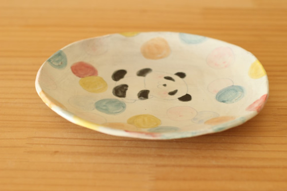 蓬鬆的彩色泡泡和蓬鬆的熊貓板。 第7張的照片