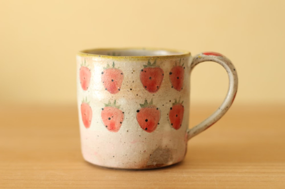 杯與黃色邊界，紅色和桃紅色的草莓在powder粉的桃紅色邊界。 第1張的照片