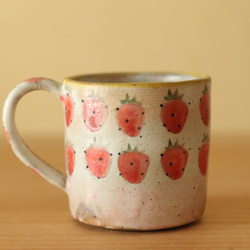杯與黃色邊界，紅色和桃紅色的草莓在powder粉的桃紅色邊界。 第3張的照片