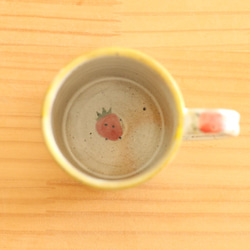 杯與黃色邊界，紅色和桃紅色的草莓在powder粉的桃紅色邊界。 第4張的照片