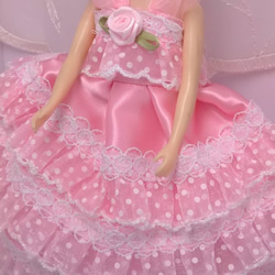 【送料無料】ピンクロングドレス☆３段切り替え水玉ピンクフリル・ピンクばら小花付☆22センチドール服 2枚目の画像