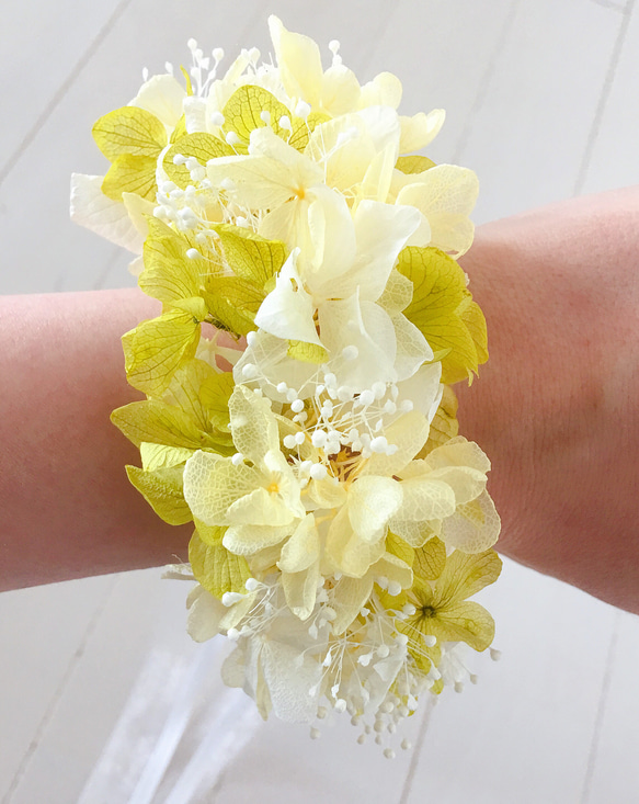 黄色と黄緑と白の紫陽花とかすみ草のリストレット☆ 1枚目の画像