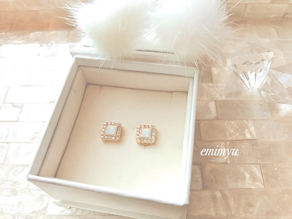 White Fur Square Crystal Pierce 2枚目の画像