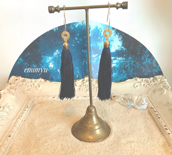 Navy Blue Tassel Round Pierce 2枚目の画像