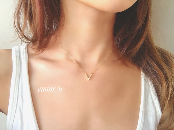 Simple V Zirconia Necklace 1枚目の画像