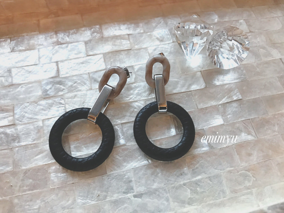 Black Round Leather Marble Pierce 3枚目の画像