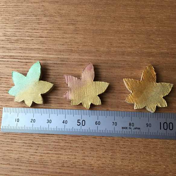 色づき紅葉（もみじ）ブローチ きみどり 陶器② 3枚目の画像