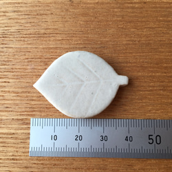 葉っぱブローチ チタン結晶（白色）　陶器 5枚目の画像