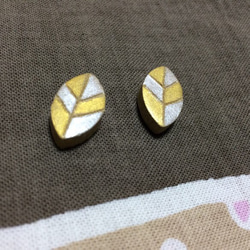 秋色 葉っぱピアス(イヤリング) 金色＆銀色　陶器 2枚目の画像