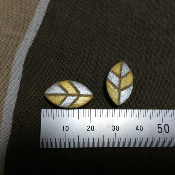 秋色 葉っぱピアス(イヤリング) 金色＆銀色　陶器 3枚目の画像