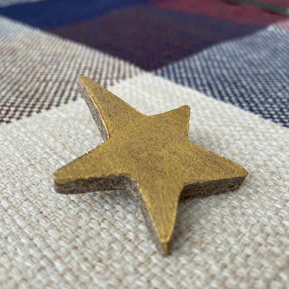 夜空のお星さまブローチ　きん色　陶器 3枚目の画像