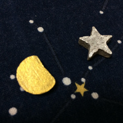 夜空の半月と星ピアス(イヤリング)陶器 金の月　銀の星 1枚目の画像