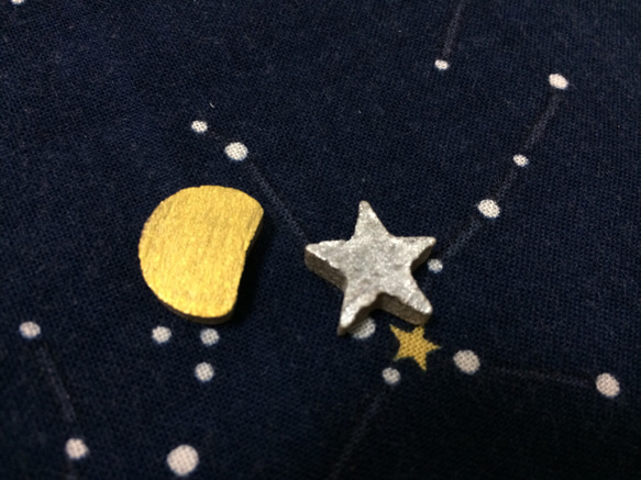 夜空の半月と星ピアス(イヤリング)陶器 金の月　銀の星 2枚目の画像