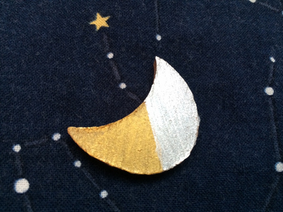 夜空の三日月　ブローチ陶器  金＆銀ハーフ(ヘアゴム+￥100) 1枚目の画像