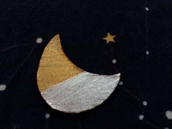 夜空の三日月　ブローチ陶器  金＆銀ハーフ(ヘアゴム+￥100) 2枚目の画像
